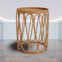 Table d'extérieur en rotin d'inspiration écologique avec structure solide et tressage respirant, idéale comme table d'appoint, centre de table ou accent d'entrée