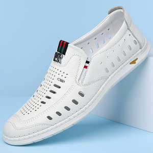Mocasines de cuero perforado transpirable para hombre, con suela de goma de tacón bajo, zapatos casuales sin cordones para uso diario. - Product Image 1