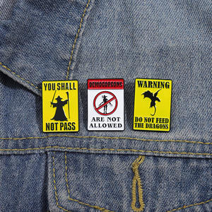 Broche esmaltado de señal de advertencia de dibujos animados, accesorios de disfraz de Halloween, mochila de moda, insignia, regalo para amigos - Product Image 1