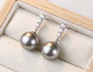 Sofisticados aretes colgantes modernos y clásicos, sin níquel, hipoalergénicos, de plata de ley, con tallos forrados con circonitas redondas brillantes. - Product Image 5