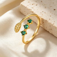 Anillo Abierto Glowluxe con Hoja y Zirconia Verde, Detalle de Triple Piedra, Plata de Ley 925, Tono Dorado, Joyería Inspirada en la Naturaleza