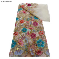 Tissu en dentelle française brodé de fleurs colorées faites à la main avec des perles et des paillettes