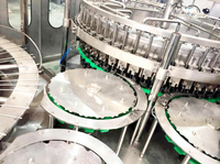 Machine de remplissage automatique commerciale d'eau gazeuse et de boissons, haute capacité, contrôlée par PLC, pour ligne de production de bouteilles PET, avec boîtier d'engrenages