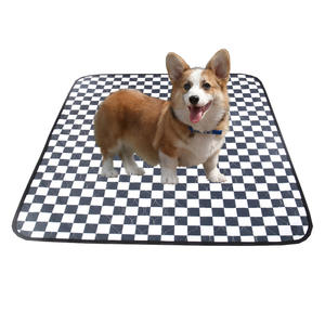 Tapis pour animaux de compagnie à quatre couches super absorbant antidérapant réutilisable imprimé à carreaux noir et blanc pour chiens - Product Image 2