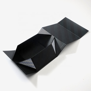 Caja de Regalo Rígida Económica de Materiales Reciclados Negros con Cierre Magnético y Grabado en Relieve para Empaque de Bolsos de Lujo para Mujer - Product Image 1