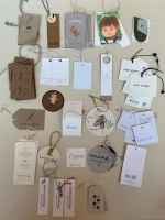Etiquetas de ropa con logotipo de marca privada personalizada Etiquetas colgantes oscilantes con código de barras para tamaño de ropa Material de papel Etiquetas de precio de venta