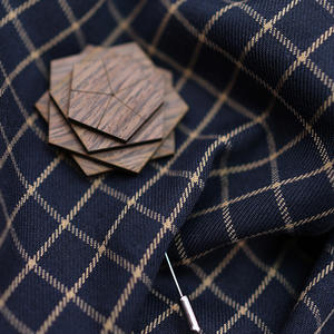 Broche de solapa de madera de nogal para hombre para Boutonniere de boda - Product Image 1