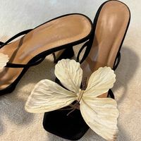 Nouvelles sandales pour femmes à bout carré et talon épais avec décoration de grand papillon 3D