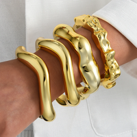 Bracelet jonc ouvert minimaliste en acrylique léger, design moderne, plaqué or/argent, tendance pour le quotidien, pour femme