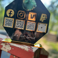 Support de plaque de signalisation de code QR pour les médias sociaux en acrylique pour table