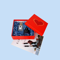 Caja de Regalo Rígida Personalizada en Forma de Corazón Rojo y Dorado con Relleno de Papel Azul Arrugado, Caja de Cartón de Dos Piezas para Perfumes y Cosméticos