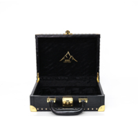 Valise de voyage classique vintage noire en cuir PU clouté avec coins dorés, idéale pour présentation de cosmétiques et pour salons professionnels