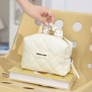 Nouvelle Pochette de Maquillage Imperméable en Polyester Matelassé Personnalisable, Luxe, Volumineuse, pour Voyage et Cadeau, Collection 2024 - Product Image 4