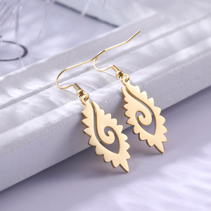 Nuovi orecchini a forma di viso modificati con atmosfera di temperamento a foglie curve all'ingrosso - Product Image 6