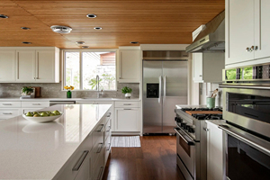 Meubles <span class=keywords><strong>de</strong></span> cuisine Shaker entièrement blancs, fabriqués sur mesure au Vermont, avec un réfrigérateur à vin intégré et une <span class=keywords><strong>lave</strong></span>-<span class=keywords><strong>vaisselle</strong></span>, pour un style mi-siècle. - Product Image 6