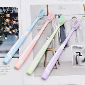 工厂批发家用一次性牙刷，软质 PBT 刷毛，TPR 塑料手柄，常规尺寸，清洁高效 - Product Image 2