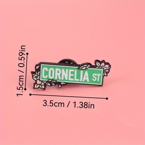 Affascinante spilla smaltata a tema Street perfetta da indossare quotidianamente da individui alla moda e pieni di voglia di viaggiare. - Product Image 4