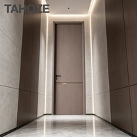 Porte intérieure en bois à design lisse, de qualité ingénierie, pour projets hôteliers, d'appartements et de bureaux