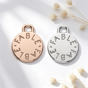Etiquetas Redondas Metálicas para Ropa con Logotipo en Relieve 3D, Diseño Circular, Acabado en Oro Rosa y Plata, Etiqueta Principal para Prendas - Product Image 2