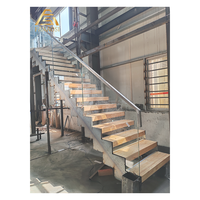 Escalier architectural à double poutre, plaques latérales découpées au laser, marches en chêne massif, système de main courante minimaliste