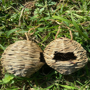 บ้านนกทอจากฟาง 15x13 ซม. รูปทรงไม่สม่ำเสมอ แขวนประดับสวนกลางแจ้งสำหรับนก งานฝีมือทำมือ แหล่งกำเนิดฝูเจี้ยน - Product Image 2