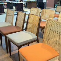 Chaise de salle à manger à dossier haut avec panneau en rotin octogonal et assise rembourrée sur structure en bois fin