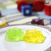 Bonbons et confiseries de Pâques en forme de grand lapin, assortiment de gelées fruitées multicolores, emballages variés, sachets, bouteilles et pochettes en forme de dessin animé, en vrac