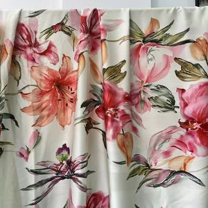 Tissu satiné à imprimé numérique, doux et soyeux, de poids moyen, avec un motif floral artistique, parfait <span class=keywords><strong>pour</strong></span> les robes et les occasions spéciales. - Product Image 4