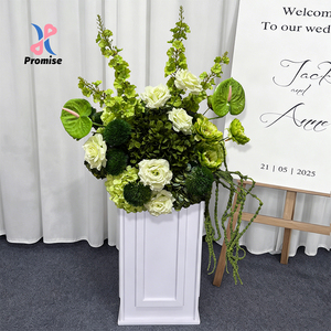 Centro de Mesa Floral con Tonos Forestales Refrescantes para Caballete de Bienvenida de Boda - Product Image 1