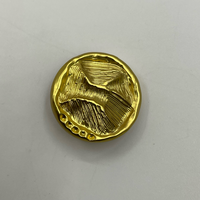 Kancing Logam Emas Bertekstur Vintage Ramah Lingkungan dengan Berbagai Pola Relief untuk Dekorasi Mantel, Pakaian, dan Topi Grosir