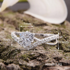 Anello a doppio strato a triangolo per donna, elegante gioiello da dito per matrimonio e uso quotidiano - Product Image 5