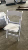 Chaise pliante en résine blanche rembourrée, durable, portable et empilable, idéale pour les événements de jardin, les mariages et les cours.
