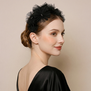 YouLaPan Squisita Fascia per Capelli Nera Artigianale con Fiori in Rete, Fascia Larga Floreale in Tulle Voluminoso per Addio al Nubilato a Tema Scuro A436 - Product Image 1