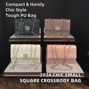 Bolso de mano de diseño en nácar y metal de alta calidad con un diseño único para eventos formales e informales. - Product Image 2