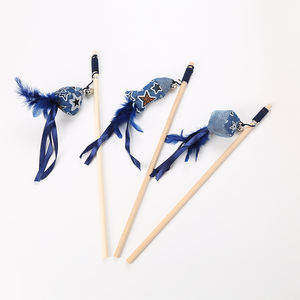 Neues Jeans material Übungs spiel Spaß Interaktiver Pet Chaser Teaser Draht Katzen spielzeug Feder stab - Product Image 2