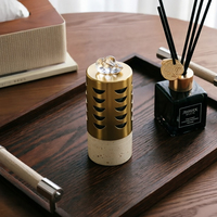 Diffuseur de parfum luxueux en métal perforé plaqué or avec base en résine, écologique et durable pour la décoration de la maison et du bureau