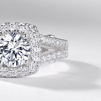 Bague de fiançailles en argent sterling S925 avec moissanite ronde couleur D VVS1, halo torsadé et sangle fendue