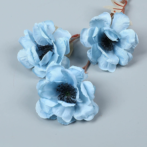 ดอกไม้ผ้าไหม Ranunculus สีฟ้าที่สมจริงสำหรับช่อดอกไม้เจ้าสาวดอกไม้เทียมสีฟ้าสำหรับฉากหลังสตูดิโอถ่ายภาพ