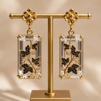 Boucles d'oreilles pendantes rectangulaires personnalisées en cuivre plaqué or avec motif de lierre noir en CZ et cristaux, clous d'oreilles floraux, bijoux botaniques OEM pour marques