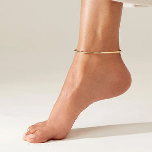 Commercio all'ingrosso di moda 18K placcato <span class=keywords><strong>oro</strong></span> in acciaio inox gioielli superficie liscia <span class=keywords><strong>cavigliera</strong></span> braccialetto impermeabile per <span class=keywords><strong>donna</strong></span> cavigliere C249315 - Product Image 1