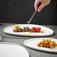 Assiette à dîner triangulaire irrégulière minimaliste en céramique blanche, plat de service moderne pour steak, restaurant, mariage et repas à domicile
