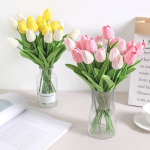 Ramo de Tulipanes Artificiales Hechos a Mano, Modernos, de Plástico, con Tacto Real, para Decoración de Bodas - Product Image 6