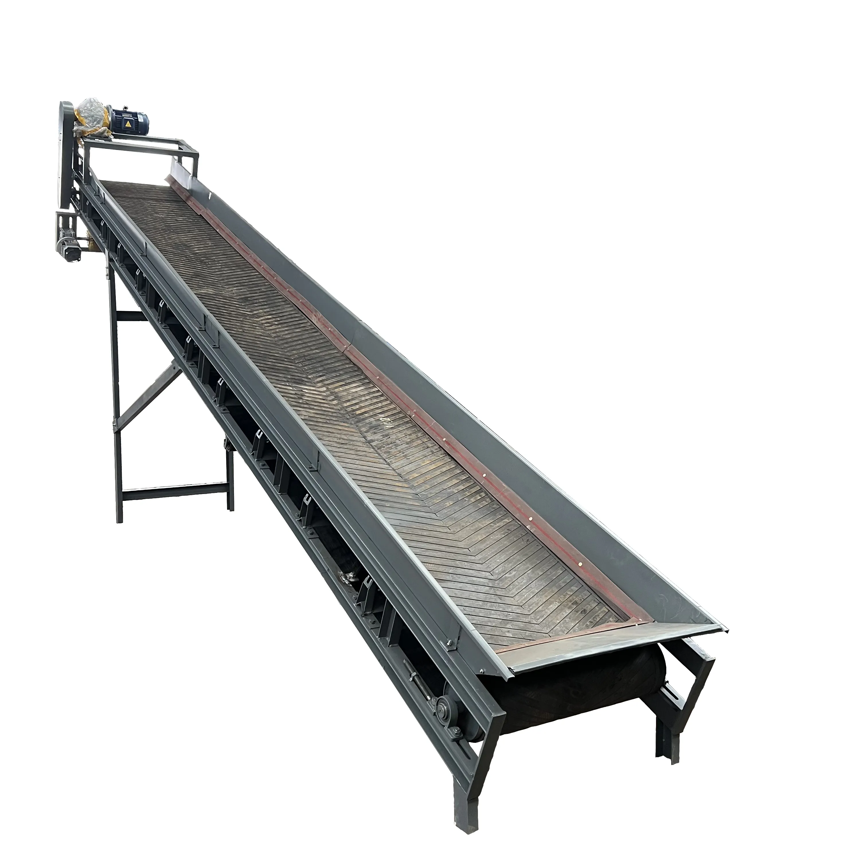 Large dip Angle industrial belt conveyor skirt belt conveyor small block feeding machine