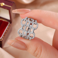Anillo de Lujo con Eslabones Ovalados Entrelazados y Circonitas, Chapado en Platino sobre Latón, con Pavé Completo, Diseño Multiovalado Calado, Banda Ancha, Anillo de Declaración para Mujer