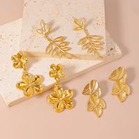 Anting-anting tusuk bunga berumbai baja tahan karat berlapis emas grosir, ringan, mewah, dan berkesan.