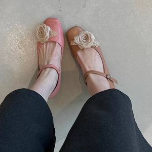 Escarpins élégants en cuir à motif floral pour femmes, avec bride à boucle unique et talon épais de style français, parfaits pour les robes - Product Image 3