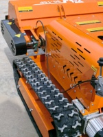Débroussailleuse forestière diesel télécommandée industrielle tout-terrain pour la coupe de l'herbe sur les pentes montagneuses