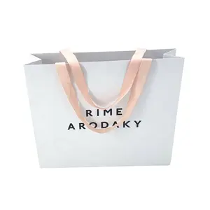 Özel Logo baskılı mat Finish butik hediye beyaz kağıt alışveriş çantası ile grogren kurdele kolu