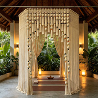 Paravent de séparation de pièce en macramé à pampilles verticales style bohème original pour entrée de restaurant de qualité hôtelière