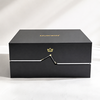 Montre pour homme avec cadran noir et bracelet en cuir, dans un coffret rigide haut de gamme avec logo en feuille d'or et fermeture magnétique